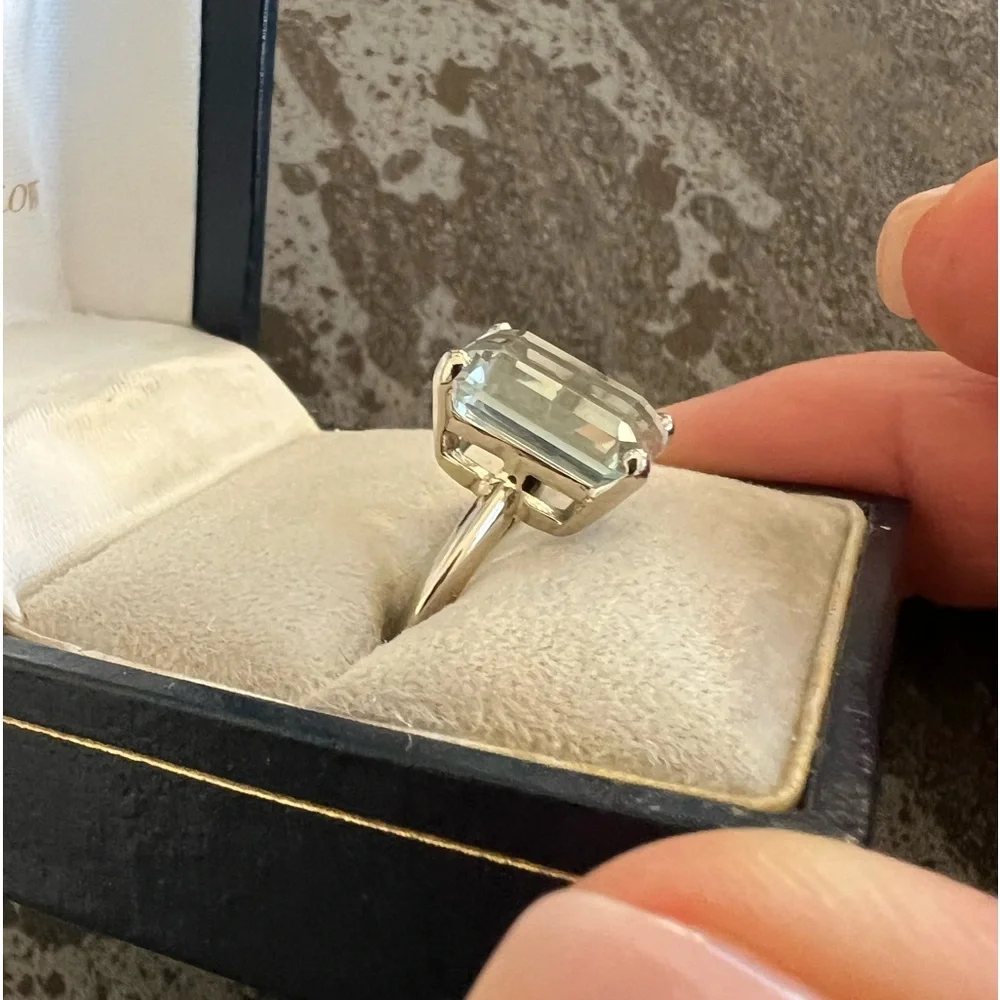 14kt White Gold Aquamarine Ring with Clear 5 carat Stone
Stamped 14kt - Picture 4 of 12